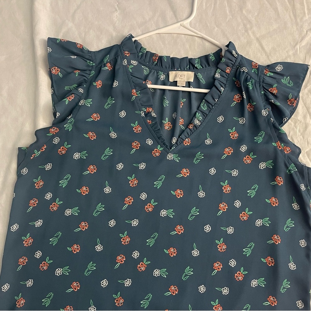 Loft Outlet excellent condition office wear flirty, flutter sleeve top. Sz M